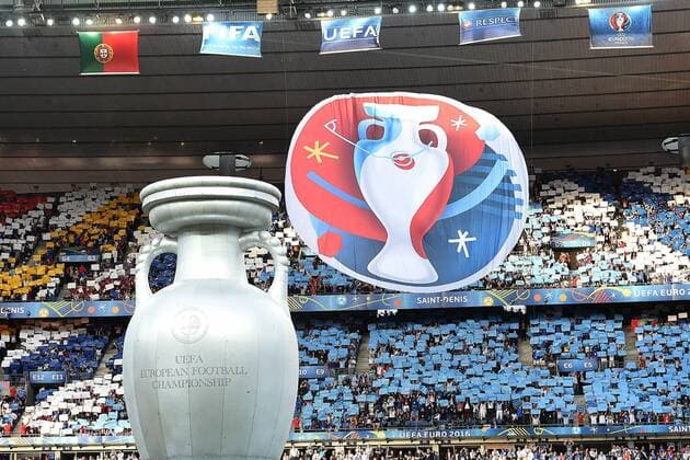 Fußball, EM Finale 2016 in Paris, Portugal - Frankreich 1:0 Euro 2016 - Portugal - Frankreich am 10.07.2016 im Stade de France in Saint-Denis Abschiedszeremonie im Stade de France in Saint-Denis. Überdimensionaler EM-Pokal und das Logo der Euro2016 xRx