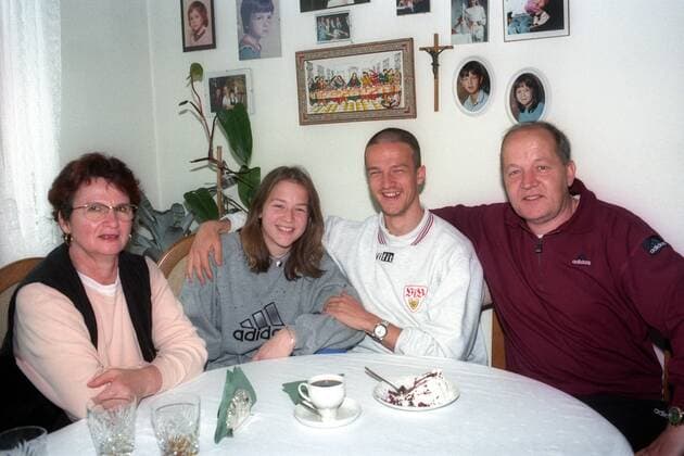 Fredi Bobic (VfB Stuttgart) mit seiner Schwester Brigitte, seinem Vater Stanko und seiner Mutter