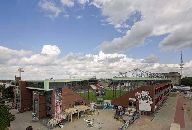 Fußball, Stadiongeschichte FC St. Pauli Sicht auf das Millerntorstadion, die Südtribüne und die Gegengerade 12.07.2016, Hamburg, Millerntorstadion Â
