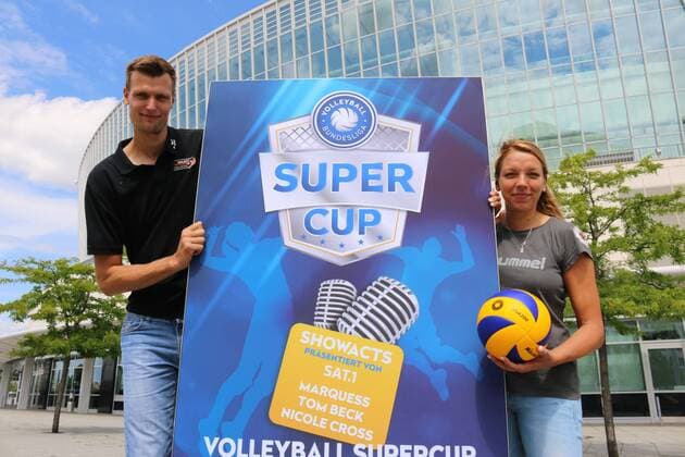 Volleyball, SuperCup Pressetermin in Berlin 12.7.2016: Mercedes-Benz-Arena: Robert Kromm (BR Volleys) + Katharina Schwabe (Dresdner SC)
