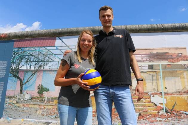 Volleyball, SuperCup Pressetermin in Berlin 12.7.2016: Berlin: Mauer: Katharina Schwabe (Dresdner SC) + Robert Kromm (BR Volleys)