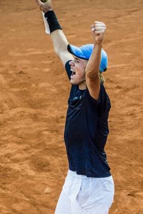 160712 Carl Söderlund, Sverige jublar efter att ha vunnit under tennismatchen under dag 3 Swedish Open 12 juli 2016 i Bastad.  Copyright: MathildaxAhlberg BB160712MA045