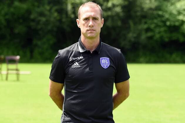 Fußball 3. Liga, Porträttermin 2016 2017 VfL Osnabrück am 12.07.2016 in der Sportpark Illoshöhe in Osnabrück Trainer Joe Enochs (Osnabrueck) mt