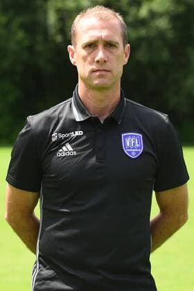 Fußball 3. Liga, Porträttermin 2016 2017 VfL Osnabrück am 12.07.2016 in der Sportpark Illoshöhe in Osnabrück Trainer Joe Enochs (Osnabrueck) mt
