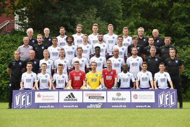 Fußball 3. Liga, Porträttermin 2016 2017, Mannschafsfoto VfL Osnabrück am 12.07.2016 in der Sportpark Illoshöhe in Osnabrück 4 Reihe v.li.: Psychologo Manfred Glüsenkamp Gluesenkamp, Mannschaftsarzt Dr. Clemens Kruse, Simon Tüting Tueting, Tobias Willers, Roberto Kristo, Steffen Tigges, Anthony Syhre, Mannschaftsarzt Dr. Thomas Herzig, Mannschaftsarzt Dr. Werner Wilm 3. Reihe v.li.: Sportkoordinator Lothar Gans, Teammanager Julius Ohnesorgs, Halil Savran, Nazim Sangare, Christian Groß Gross, Bastian Schulz, Michael Hohnstedt, Physiotherapeut Günter Schröder, Physiotherapeut Lennart Bartling, Zeugwart Mario Richter 2. Reihe v.li.: Trainer Joe Enochs, Co-Trainer Wolfgang Schütte Schuette, Kim Falkenberg, Jules Reimerink, Alexander Dercho, Kwasi Okyere Wriedt, David Pisot, Marc Heider, Torwarttrainer Rolf Meyer, Athletiktrainer Henrik Frach 1. Reihe v.li.: Pascal Richter, Lars Bleker, Torwart Leon Tigges, Torwart Marius Gersbeck, Torwart Frank Lehmann, Addy-Waku Menga, Ahmet Arslan, Kamer Krasniqi es fehlen Sebastian Klaas und Physiotherapeut Björn Ernst mt