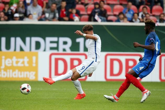 Dominic Solanke ( England ) beim Torschuss zum 0:2 rechts Jerome Onguene ( Frankreich ), Frankreich vs England, U-19-Fussball-Europameisterschaft 2016 , Fussball, 12.07.2016, Heidenheim Copyright: Langer Eibner-Pressefoto EP_HLR