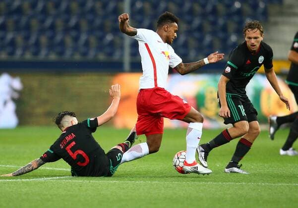 SOCCER - CL quali, RBS vs Liepaja SALZBURG,AUSTRIA,12.JUL.16 - SOCCER - UEFA Champions League, qualification, Red Bull Salzburg vs FK Liepaja. Image shows Leonel Strumia (Liepaja), Valentino Lazaro (RBS) and Kriss Karklins (Liepaja). GEPAxpictures xFelixxRoittner