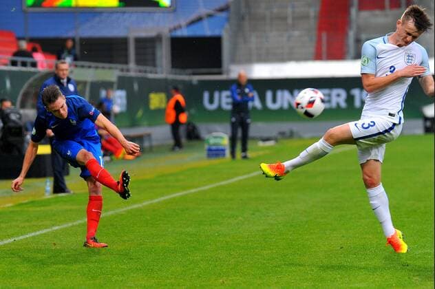 Clement Michelin (FRA), Callum Connolly (ENG). Deutschland, Heidenheim: Fussball, UEFA Under19 Championship: Frankreich vs England am 12.07.2016, Voith-Arena.