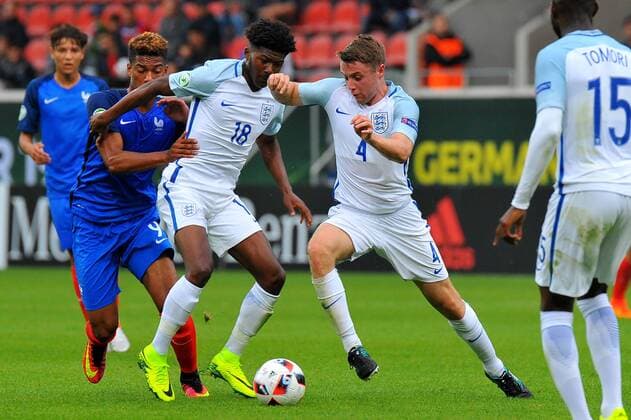 Florian Aye (FRA), Ainsley Maitland-Niles (ENG), Jordan Rossiter (ENG). Deutschland, Heidenheim: Fussball, UEFA Under19 Championship: Frankreich vs England am 12.07.2016, Voith-Arena.