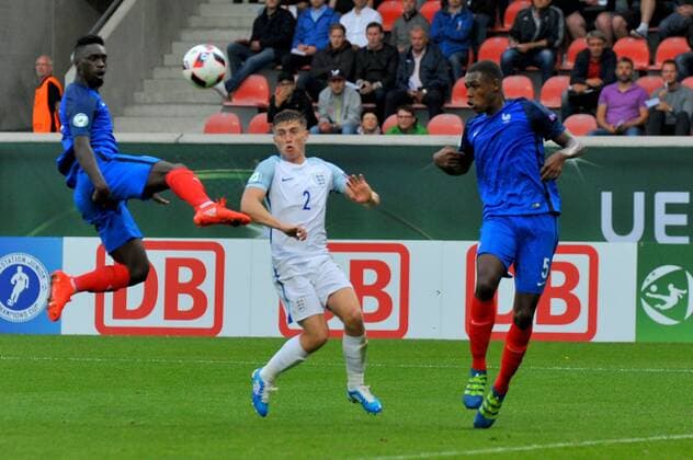 Jean-Kevin Augustin (FRA) erzielt den Anschlusstreffer zum 1:2, Jonjoe Kenny (ENG), Issa Diop (FRA). Deutschland, Heidenheim: Fussball, UEFA Under19 Championship: Frankreich vs England am 12.07.2016, Voith-Arena.