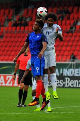Florian Aye (FRA), Isaiah Brown (ENG). Deutschland, Heidenheim: Fussball, UEFA Under19 Championship: Frankreich vs England am 12.07.2016, Voith-Arena.