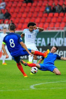 Lucas Tousart (FRA), Isaiah Brown (ENG), Clement Michelin (FRA). Deutschland, Heidenheim: Fussball, UEFA Under19 Championship: Frankreich vs England am 12.07.2016, Voith-Arena.