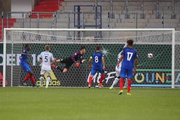 Frankreich erzielt das 1:2 Freddie Woodman ( England ) kann dem Ball nicht mehr halten , Frankreich vs England, U-19-Fussball-Europameisterschaft 2016 , Fussball, 12.07.2016, Heidenheim Copyright: Langer Eibner-Pressefoto EP_HLR