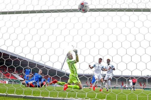 Paul Bernardoni ( Frankreich ) kann den Ball von Dominic Solanke ( England ) nicht halten, Frankreich vs England, U-19-Fussball-Europameisterschaft 2016 , Fussball, 12.07.2016, Heidenheim Copyright: Langer Eibner-Pressefoto EP_HLR