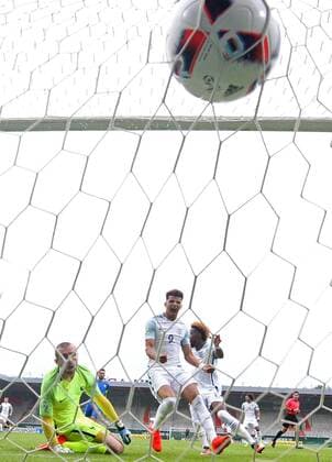 Paul Bernardoni ( Frankreich ) kann den Ball von Dominic Solanke ( England ) nicht halten, Frankreich vs England, U-19-Fussball-Europameisterschaft 2016 , Fussball, 12.07.2016, Heidenheim Copyright: Langer Eibner-Pressefoto EP_HLR