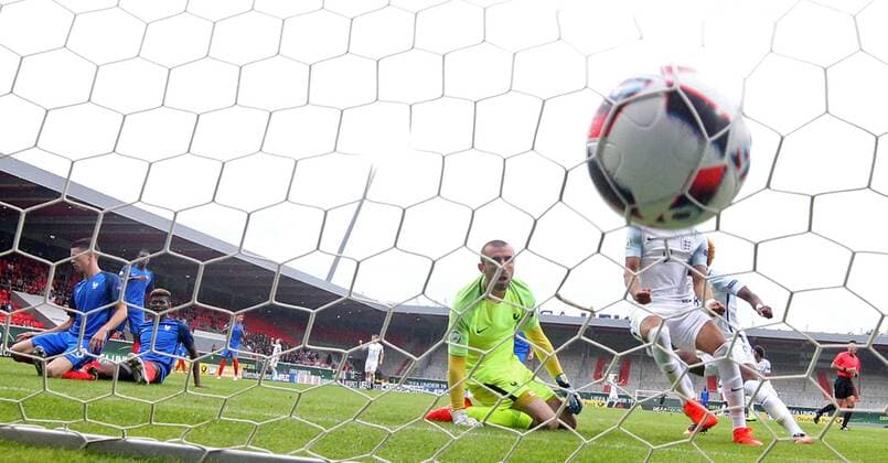 Paul Bernardoni ( Frankreich ) kann den Ball von Dominic Solanke ( England ) nicht halten, Frankreich vs England, U-19-Fussball-Europameisterschaft 2016 , Fussball, 12.07.2016, Heidenheim Copyright: Langer Eibner-Pressefoto EP_HLR