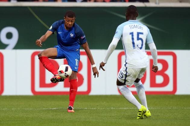 Kylian Mbappe ( Frankreich ) Fikayo Tomori ( England ), Frankreich vs England, U-19-Fussball-Europameisterschaft 2016 , Fussball, 12.07.2016, Heidenheim Copyright: Langer Eibner-Pressefoto EP_HLR