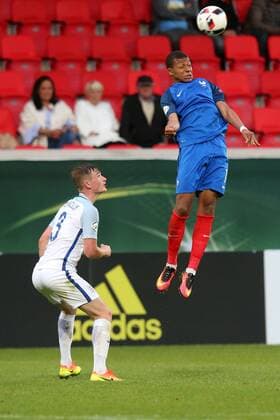 Callum Connolly ( England ) Kylian Mbappe ( Frankreich ), Frankreich vs England, U-19-Fussball-Europameisterschaft 2016 , Fussball, 12.07.2016, Heidenheim Copyright: Langer Eibner-Pressefoto EP_HLR