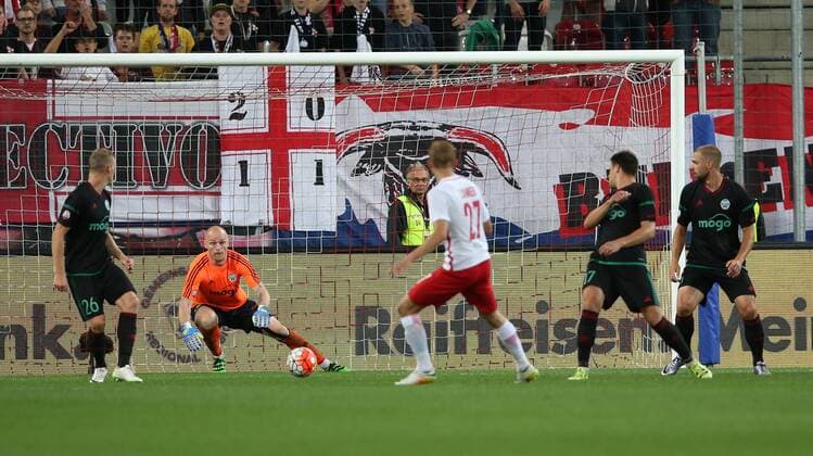 SOCCER - CL quali, RBS vs Liepaja SALZBURG,AUSTRIA,12.JUL.16 - SOCCER - UEFA Champions League, qualification, Red Bull Salzburg vs FK Liepaja. Image shows Pavels Dorosevs (Liepaja) and Konrad Laimer (RBS). GEPAxpictures xHaraldxSteiner