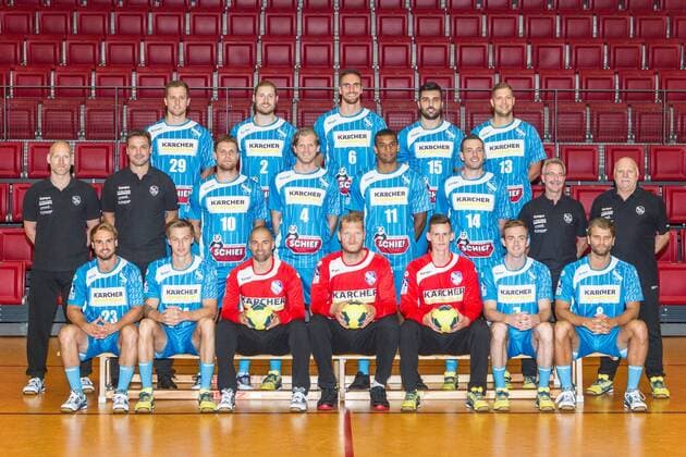 Teamfoto TVB 1898 Stuttgart Hintere Reihe von links nach rechts: Marian Orlowski, Tobias Schimmelbauer, Dominik Weiss, Viorel Fotache, Teo Coric Mittlere Reihe von links nach rechts: Karsten Schaefer (Co-Trainer), Markus Baur (Trainer), Michael Kraus, Felix Lobedank, Djibril M Bengue, Simon Baumgarten, Herbert Stadler (Betreuer), Klaus Schebek (Betreuer) Vordere Reihe von links nach rechts: Alexander Heib, Finn Kretschmer, Dragan Jerkovic, Johannes Bitter, Linus Mathes, Bobby Schagen, Michael Schweikardt TVB 1898 Stuttgart, Teamfoto, DKB 1. Handball Bundesliga, Pressetermin am 12. 07. 2016 Stuttgart Copyright: Lau Eibner-Pressefoto EP_BLU