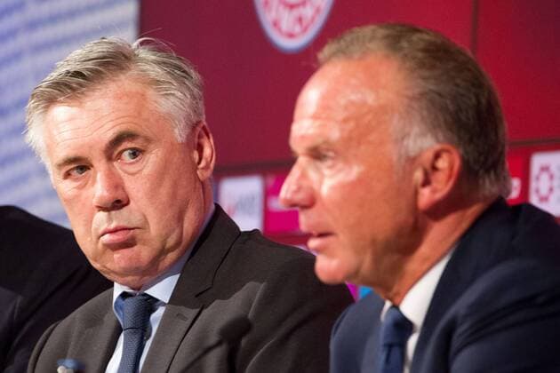 Bayern - Trainer Carlo ANCELOTTI (M, links) lauscht Bayern - Vorstandsvorsitzender Karl-Heinz RUMMENIGGE (M). Fussball, FC Bayern, Pressekonferenz und Praesentation des neuen Trainers Ancelotti, am 11.07.2016 in Muenchen A L L I A N Z A R E N A Deutschland. Â