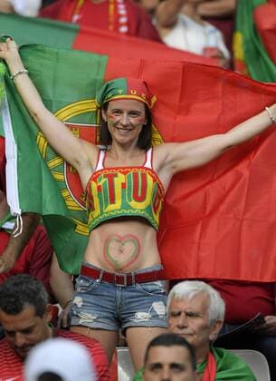10.07.2016, Fussball EM-2016 Frankreich, Finale, Portugal - Frankreich, im Stade de France in Paris. Weiblicher Fan Portugal mit Herzchen auf dem Bauch. 