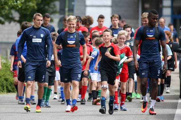 Genk s Timothy Castagne, Genk s Jerre Uronen and Genk s Mwbana Ally Samatta arrive for a training session of Belgian first league soccer team RC Genk, Wednesday 13 July 2016, in Genk. Tomorrow Genk is playing the first leg of the second qualification round in the Europa League competition against Montenegro s Buducnost Podgorica. VIRGINIExLEFOUR  x04890681x