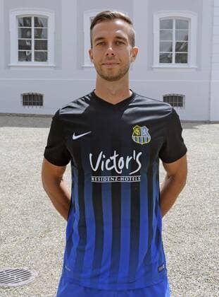 Mannschaftsshooting beim 1. FC Saarbrücken auf dem Schlossplatz in Saarbrücken am Mittwoch (13.07.2016). Im Bild: Peter Chrappan.