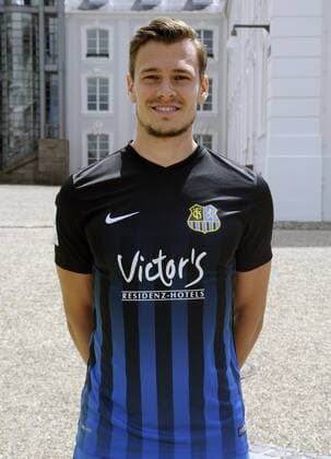 Mannschaftsshooting beim 1. FC Saarbrücken auf dem Schlossplatz in Saarbrücken am Mittwoch (13.07.2016). Im Bild: Dominic Rau.