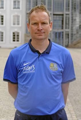 Mannschaftsshooting beim 1. FC Saarbrücken auf dem Schlossplatz in Saarbrücken am Mittwoch (13.07.2016). Im Bild: Co-Trainer Robert Roelofsen.
