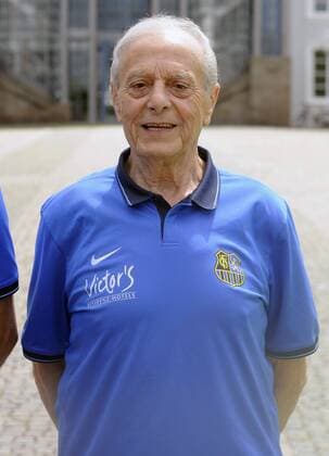 Mannschaftsshooting beim 1. FC Saarbrücken auf dem Schlossplatz in Saarbrücken am Mittwoch (13.07.2016). Im Bild: Betreuer Helmut Schwan.