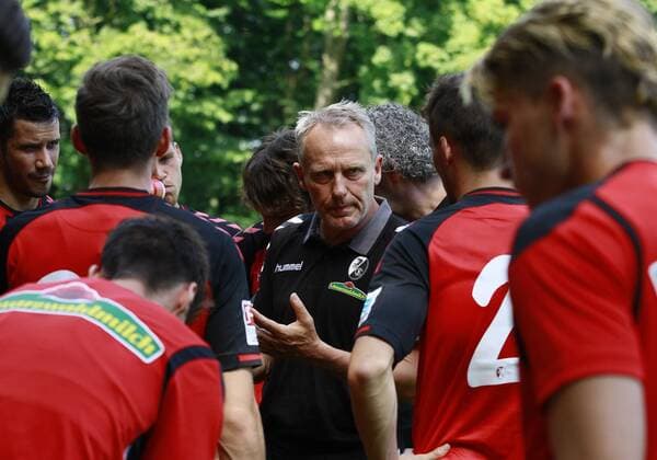 SC March - SC Freiburg Christian STREICH, Trainer SCF, Portrait, Porträt, im Kreis seiner Spieler, quer, Teambesprechung, Fußball 1. BL Saison 2016 2017, Vorbereitung, Testspiel