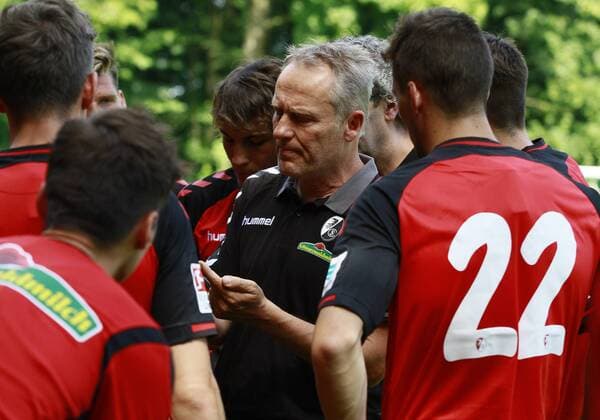 SC March - SC Freiburg Christian STREICH, Trainer SCF, Portrait, Porträt, im Kreis seiner Spieler, quer, Teambesprechung, Fußball 1. BL Saison 2016 2017, Vorbereitung, Testspiel