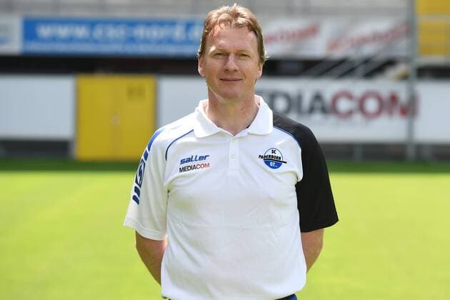 Fußball 3. Liga, Porträttermin 2016 2017 SC Paderborn 07 am 13.07.2016 in der Benteler-Arena in Paderborn Scout Jörg Joerg Weber (Paderborn) mt