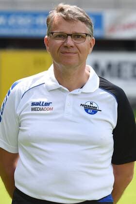 Fußball 3. Liga, Porträttermin 2016 2017 SC Paderborn 07 am 13.07.2016 in der Benteler-Arena in Paderborn Mannschaftsarzt Dr. Lutz Mahlke (Paderborn) mt