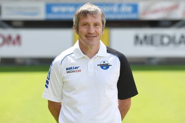 Fußball 3. Liga, Porträttermin 2016 2017 SC Paderborn 07 am 13.07.2016 in der Benteler-Arena in Paderborn Mannschaftsarzt Dr. Matthias Porsch (Paderborn) mt