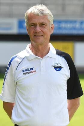 Fußball 3. Liga, Porträttermin 2016 2017 SC Paderborn 07 am 13.07.2016 in der Benteler-Arena in Paderborn Mannschaftsarzt Dr. Hans Walter Hemmen (Paderborn) mt