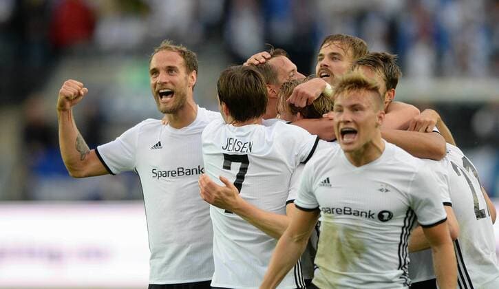 Bilder des Tages - SPORT Fußball CL League Quali, Rosenborg Trondheim - IFK Göteborg Yann-Erik de Lanlay har scoret 3-0 for Rosenborg og gratuleres av gutta. Tore Reginiussen helt til venstre, Mike Jensen nr 7 og Jonas Svensson fremst til höyre 