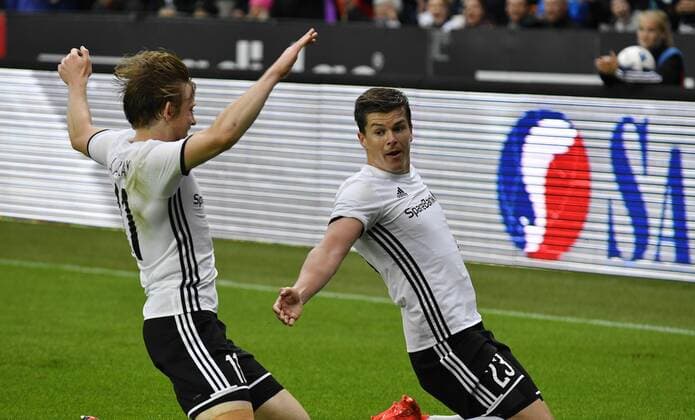 Fußball CL League Quali, Rosenborg Trondheim - IFK Göteborg Pal Andre Helland har scoret 2-0 for Rosenborg og jubler. Yann-Erik de Lanlay til venstre 
