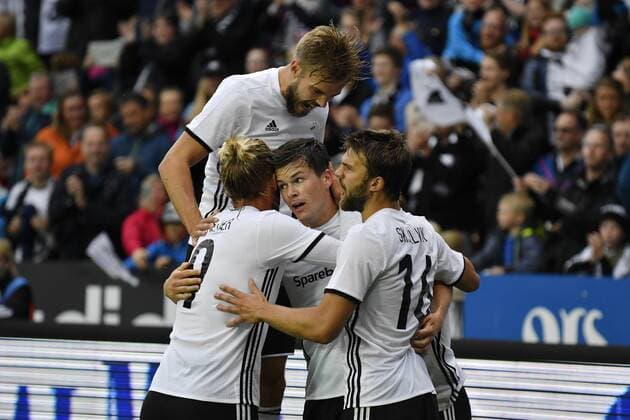 Fußball CL League Quali, Rosenborg Trondheim - IFK Göteborg Pal Andre Helland (midten) har scoret 2-0 for Rosenborg og blir gratulert av Jörgen Skjelvik (H), Christian Gytkjaer (V) og Holmar Ôrn Eyjolfsson (överst bak) 