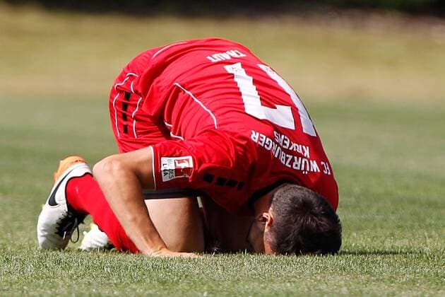 v.li.: Sascha Traut (FC Würzburger Kickers) mit Schmerzen nach einem Foul, racked with pain, Fussball, Testspiel, FC Würzburger Kickers - SV 07 Elversberg, xfsx