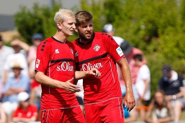 v.li.: Clemens Schoppenhauer (FC Würzburger Kickers) gibt Anweisungen, gestikuliert, mit den Armen gestikulieren, gives instructions, gesticulate, Marco Königs (FC Würzburger Kickers), Fussball, Testspiel, FC Würzburger Kickers - SV 07 Elversberg, xfsx