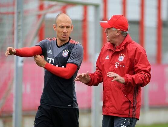 14.07.2016, 1.BL, FC Bayern Training, Säbenerstrasse Muenchen, Fussball, im Bild: Arjen Robben (FCB) und Carlo Ancelotti