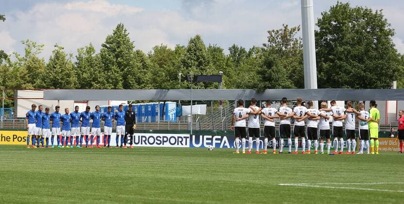 14.07.2016, xjfx, Fussball Europameisterschaft 2016 U19, Oesterreich - Italien, emspor v.l. Schweigeminute für die Zugopfer Reutlingen
