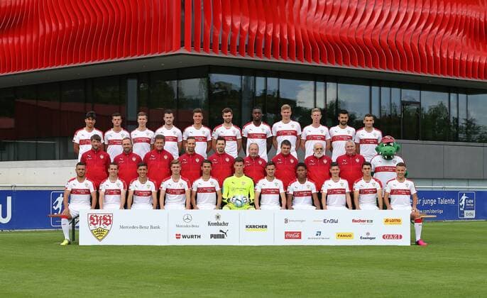 14.07.2016, Stuttgart, Fußball Regionalliga Saison 2016 2017 VfB Stuttgart II: Mannschaftsfoto, Fototermin, Portraits: hinten v.l. Berkay Özcan, Dijon Ramaj, Jesse Weippert, Daniel Ripic, Thomas Hagn, Philipp Walter, Prince Osei Owusu, Jan Ferdinand, Tobias Feisthammel, Serkan Baloglu, Ardian Morina. mitte v.l. Trainer Sebastian Gunkel, Co-Trainer Andreas Hinkel, Torwart-Trainer Thomas Walter, Reha- und Athletiktrainer Tobias Heinzmann, Physio Kevin Fischer, Physio Gerhard Egger, Zeugwart Jürgen Möhrle, Zeugwart Kostas Papandrafillis, Betreuer Rolf Reile, Fritzle. vorne v.l. Baruk Coban, Patrick Franke, Serkan Uygun, Clemens Schlimgen, Samir Bajrami, Niklas Bolten, Daniele Gabriele, Caniggia Elva, Andreas Scheidl, Joel Sonora, Mete Celik