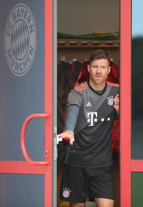 Der FC Bayern München und adidas präsentierten heute im Rahmen einer öffentlichen Trainingseinheit an der Säbener Straße das neue Auswärtstrikot für die Saison 2016 17. Hier Xabi Alonso Fussball 1.BL FC Bayern München 14.07.2016 Training