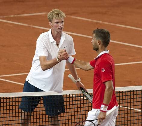 Tennis am Rothenbaum in Hamburg Louis Wessels GER gratuliert Martin Kilzan SVK Â
