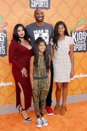 Kobe Bryant mit seiner Ehefrau Vanessa Bryant und den Kindern Gianna Maria Onore und Natalia Diamante Bryant bei den Nickelodeon Kids Choice Sports Awards am 14.07.2016 in Westwood, Los Angeles Nickelodeon Kids Choice Sports Awards 2016 in Westwood, Los Angeles 