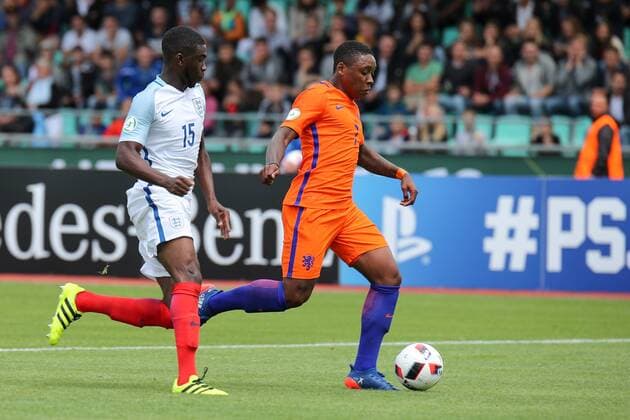 v.li.: Fikayo Tomori (England, 15), Steven Bergwijn (Niederlande, 7), Fussball, UEFA U19-EM, Niederlande - England, xozx