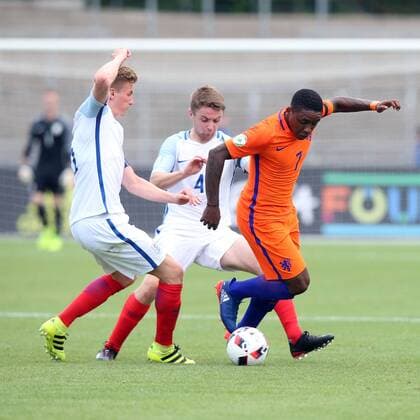 Taylor Moore ( England ) Jordan Rossiter ( England ) Steven Bergwijn ( Niederlande ), Niederlande vs England, U-19-Fussball-Europameisterschaft 2016 , Fussball, 15.07.2016, Ulm Copyright: Langer Eibner-Pressefoto EP_HLR